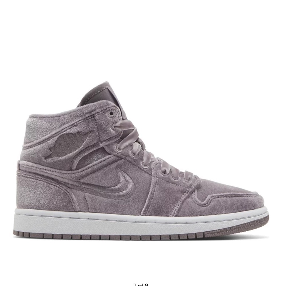 NEVER WORN Nike Air Jordan 1 Mid “Purple Velvet”